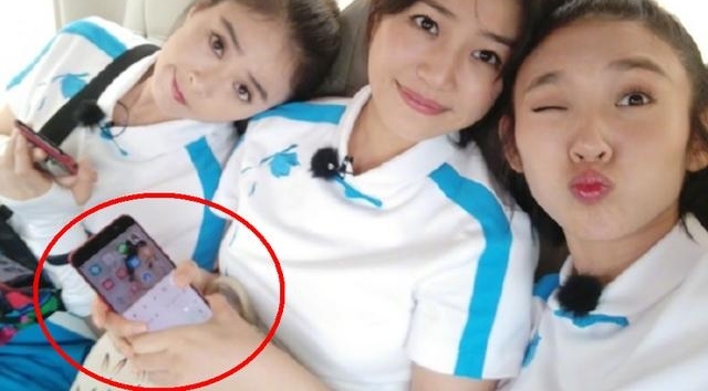 陈妍希晒与关之琳合影被骂心机重,看到她的手机壁纸我选择原谅她