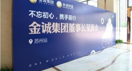 韦杰携新书《仿佛》现身苏州,签售现场火爆