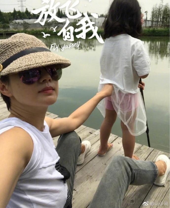 马伊琍女儿真颜首曝光,撞脸关晓彤相识度高达99%