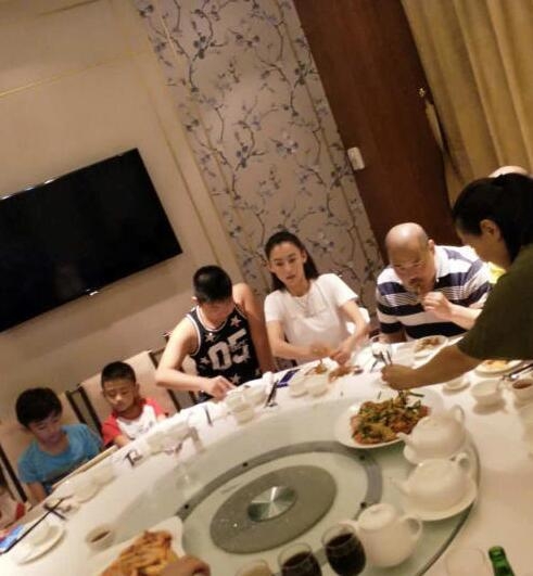 张柏芝全家聚餐 爸爸“胡须勇”神情呆滞身体有恙?
