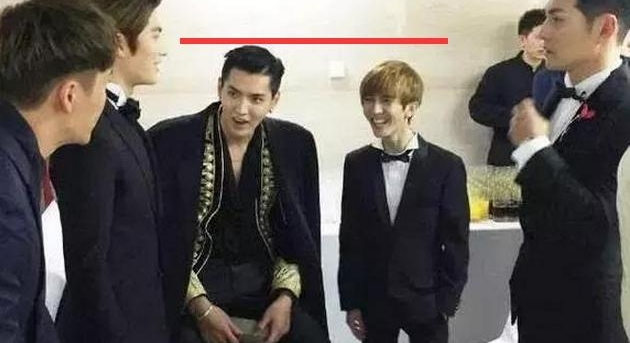 郭敬明被路人偷拍,瞬间明白为何他会被叫小金人,他是真的小啊