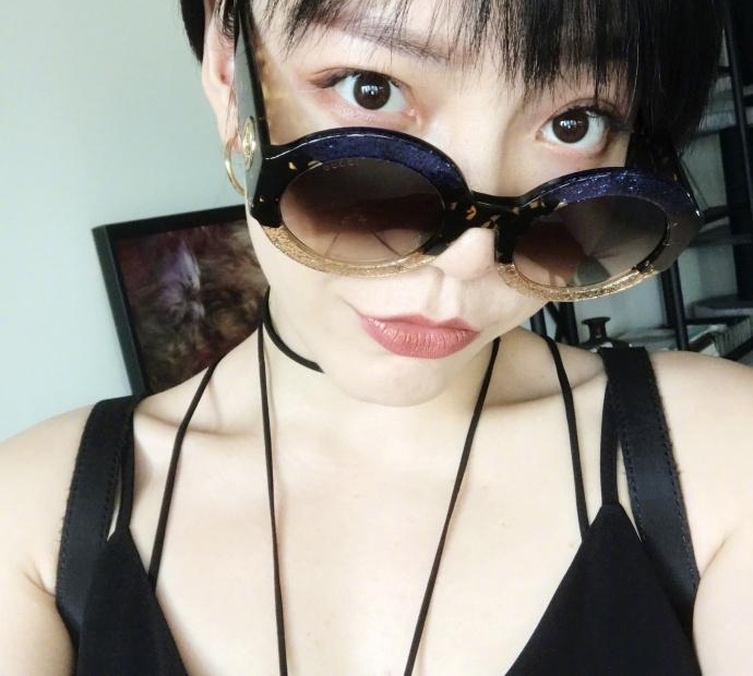 吴莫愁墨镜遮脸皮肤白皙 眼神犀利网友大呼炫酷