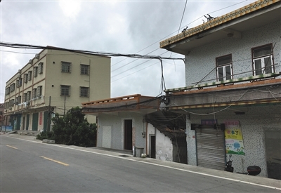 与台风抗争货车司机:不打牌不抽烟 全靠开货车养家
