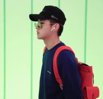 马布里机场偶遇冯小刚大玩自拍 吴亦凡变身两人翻译