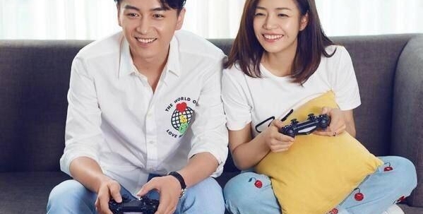 陈妍希探班陈晓:单手抱娃还一边玩手机,大步向前把保姆甩得老远