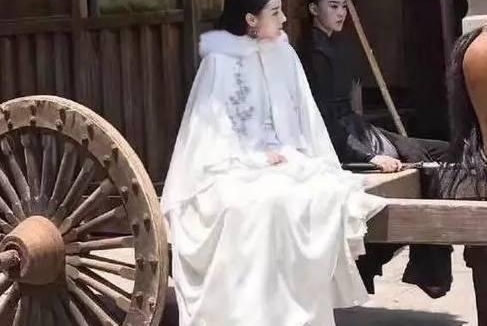 迪丽热巴夏天穿棉袄,网友偶遇直呼热化了,心疼你们肉巴