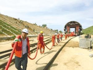 �ܶ�·�� �к�ˮ Ҳ��ʫ��Զ��