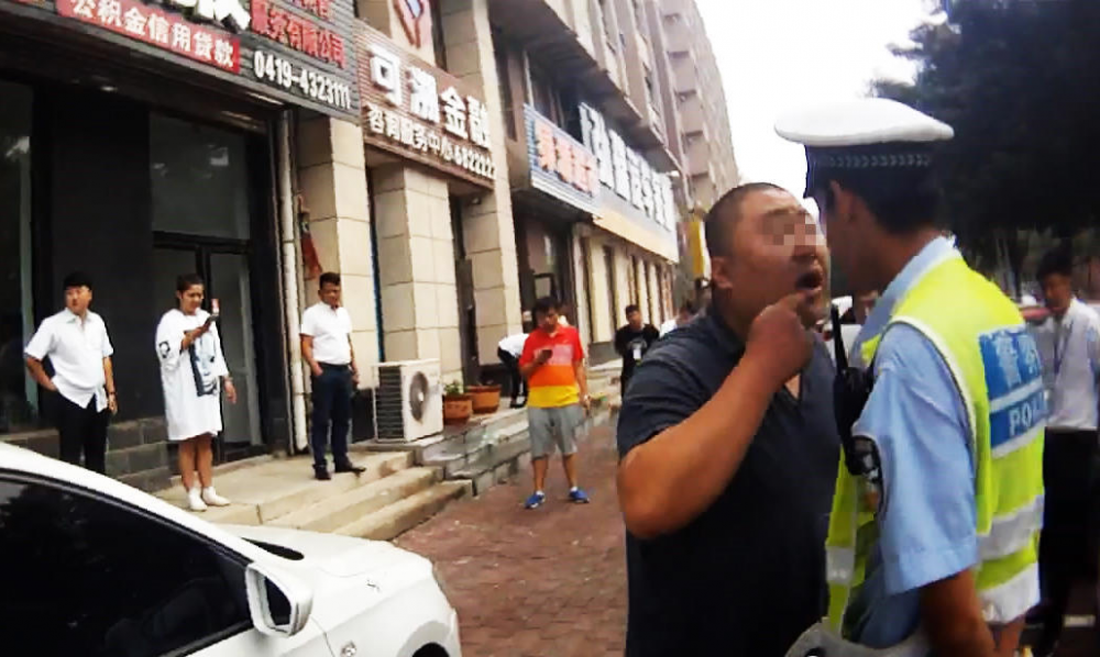 交警执法遇尴尬 被司机强行“贴脸”