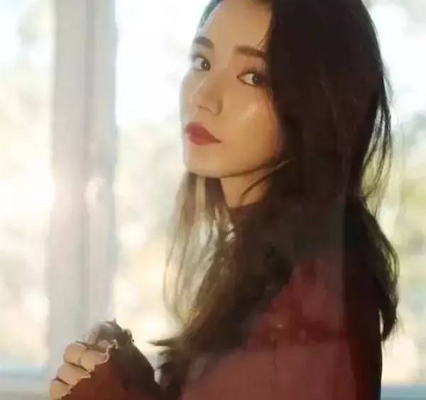 杨幂又签了个新疆妹子,曾被赞中戏素颜女神?!我只想知道她会不会超越热巴...