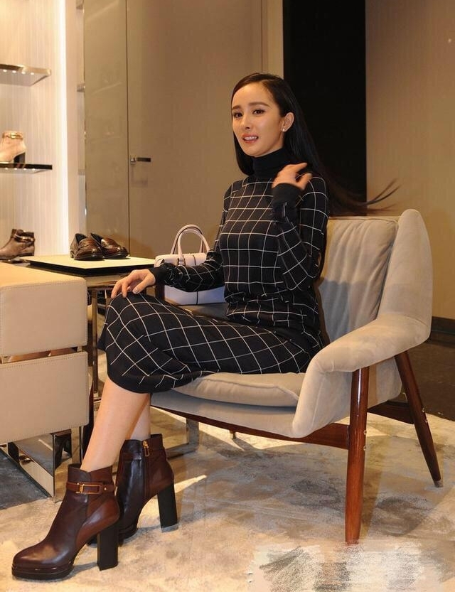 杨幂近年来最失败的造型?她可能是女明星中最不适合黑长直的吧?