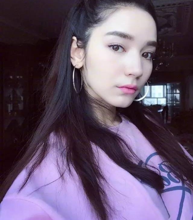 杨幂又签了个新疆妹子,曾被赞中戏素颜女神?!我只想知道她会不会超越热巴...