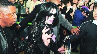 日本记者问迈克尔杰克逊一个问题,杰克逊的回答感动无数中国人