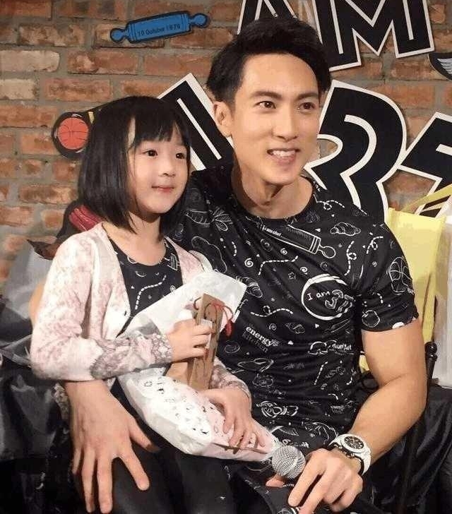 陈小春儿子颜值太高, 邓伦首当奶爸画风如何!