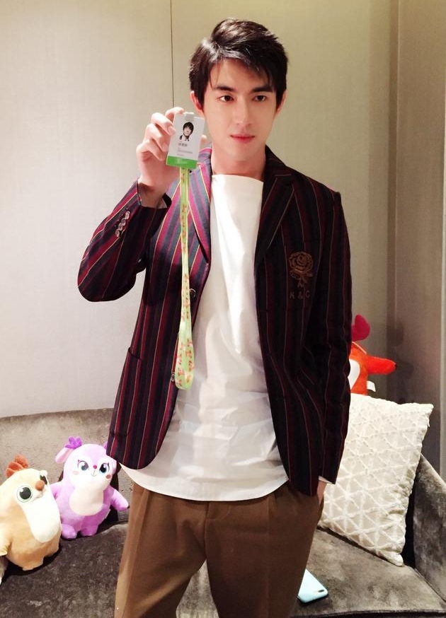 林更新首回应吻完赵丽颖就跑:毕竟当众接吻我紧张