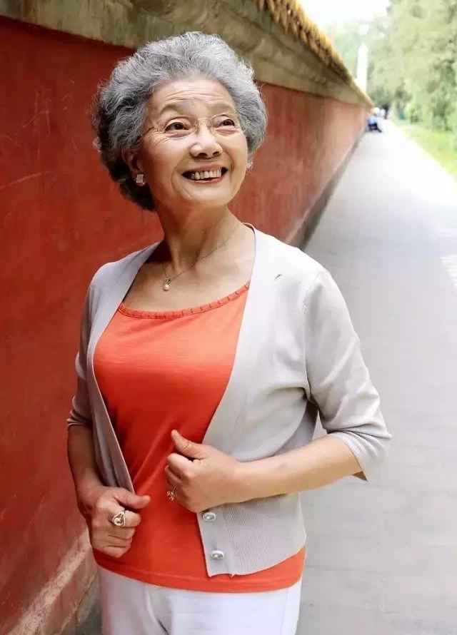70岁开始健身,80岁当模特,如今年近90岁的她活出少女