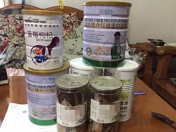 退休副教授去保健品公司退货 意外死亡被人抬出来