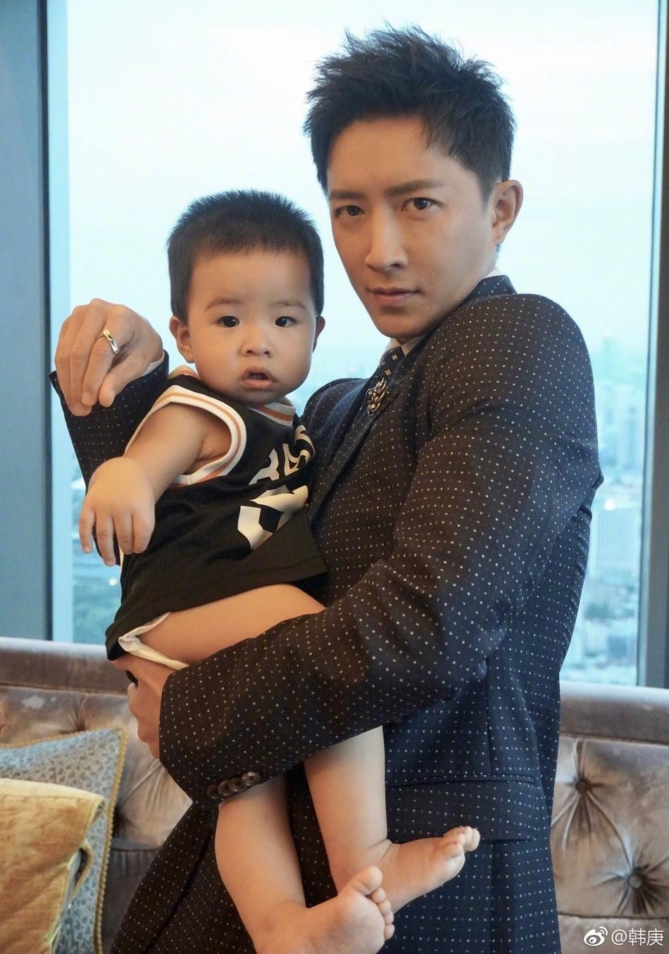韩庚晒抱娃照有爱暖心 变瘦颜值回春