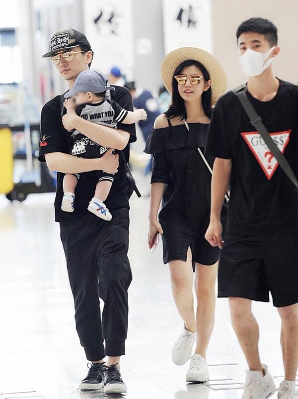 陈妍希探班陈晓:单手抱娃还一边玩手机,大步向前把保姆甩得老远