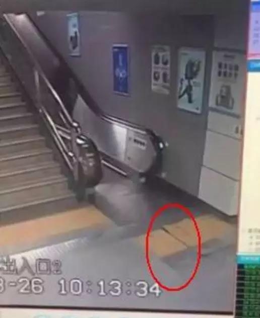 ������������¹ʣ�Ů��˲�䱻��û ����Ŀ���ɷ�׹��