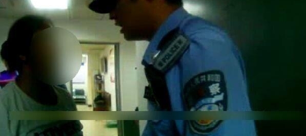 战力惊人!女子地铁站狂揍老公 民警拉架惨遭咬伤抓伤