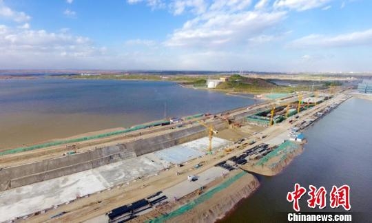 �й���һ����Խ���׵���������ʵ�ֶ���ͨ��