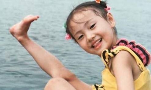 郑爽可爱童年照曝光,可俏皮可淑女萌劲十足(图)