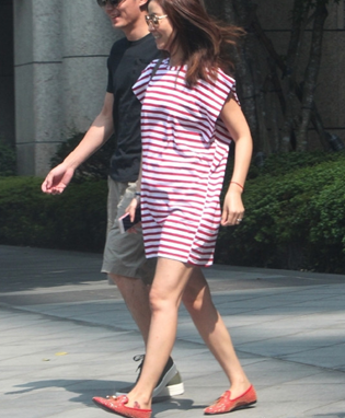 林心如小腹凸出怀二胎 逛家具店经纪人澄清只是挺肚子