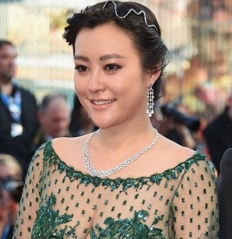 41岁赵薇和38岁郝蕾,同是微胖美人,同框一对比差距就出来了