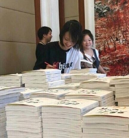 郑爽暴瘦现身签书会,爽妹子粉丝有素质非常热情!
