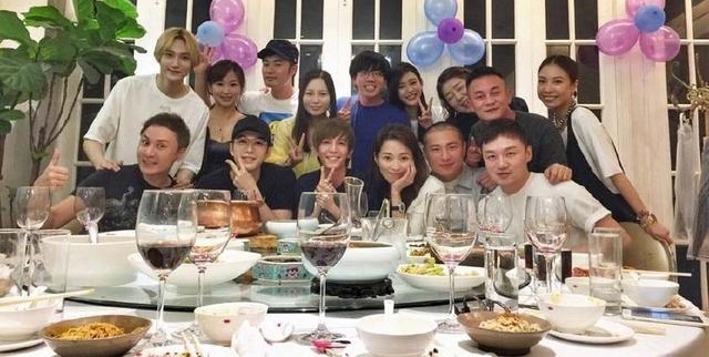 郭敬明陈学冬聚会照片曝光,其中更有耐人寻味的举动