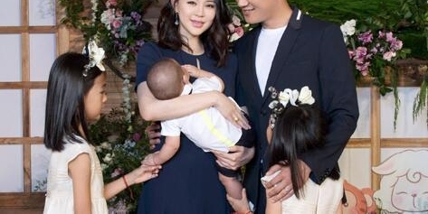 佟大为关悦庆祝结婚十周年 晒亲吻图秀甜蜜