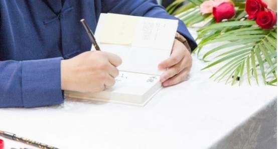 韦杰携新书《仿佛》现身苏州,签售现场火爆