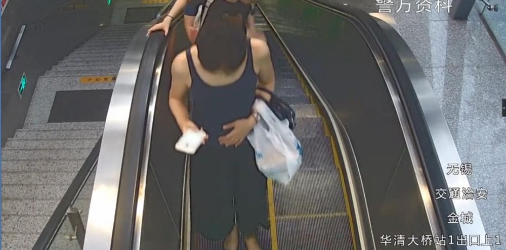“地铁色狼”尾随年轻女性裸露器官