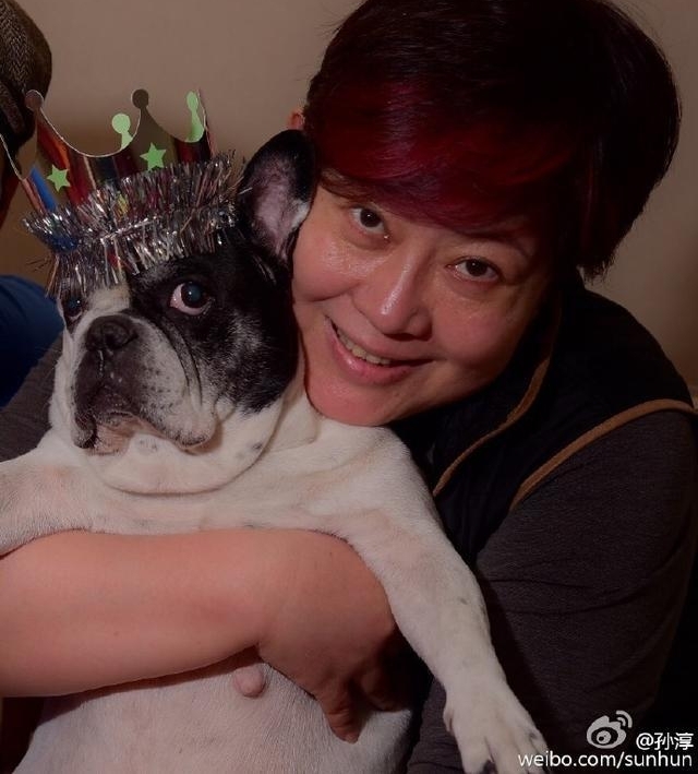 哥哥大导演妻子是名演员,他55岁成影帝,对患病妻子知恩图报