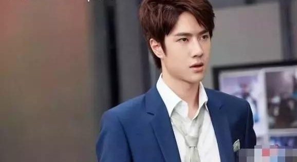 新人王一博捞到好角色,邓超佟大为却要跑龙套?贵圈还得靠背景!