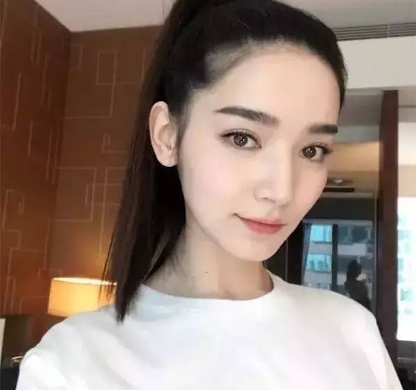 杨幂又签了个新疆妹子,曾被赞中戏素颜女神?!我只想知道她会不会超越热巴...