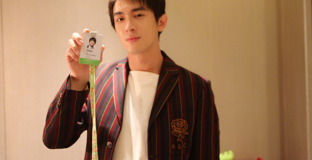 林更新首回应吻完赵丽颖就跑:毕竟当众接吻我紧张