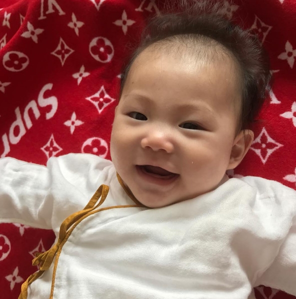 秦舒培首晒老公孩子 陈冠希怀抱女儿一脸宠溺