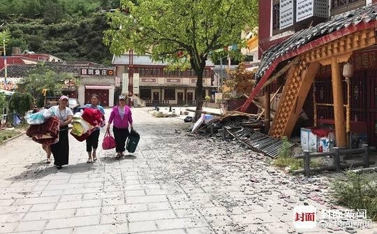 九寨沟地震中的生死离合:夫妇带着儿子骨灰回家