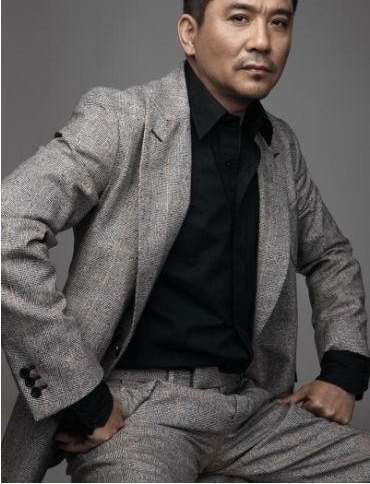 哥哥大导演妻子是名演员,他55岁成影帝,对患病妻子知恩图报