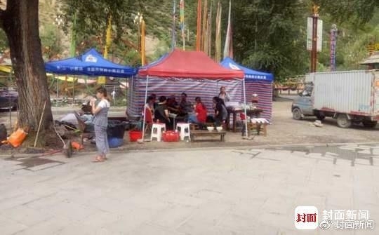 九寨沟地震中的生死离合:夫妇带着儿子骨灰回家
