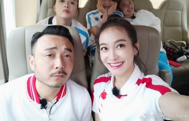 陈妍希晒与关之琳合影被骂心机重,看到她的手机壁纸我选择原谅她