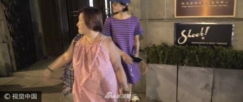 组图:刘诗诗深夜现身街头 穿宽松裙装秀纤细美腿