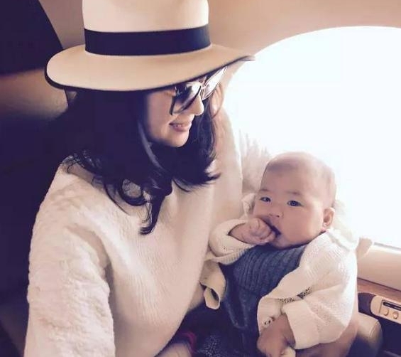 38岁章子怡近照曝光,满脸雀斑似大妈,嫁三婚汪峰被赞最美后妈