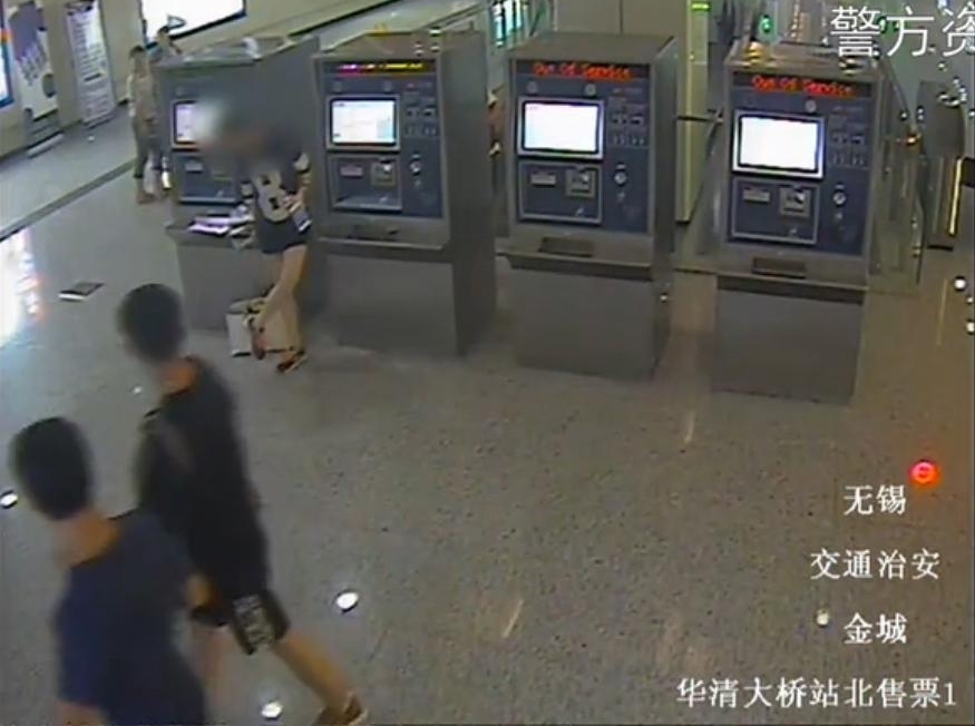“地铁色狼”尾随年轻女性裸露器官