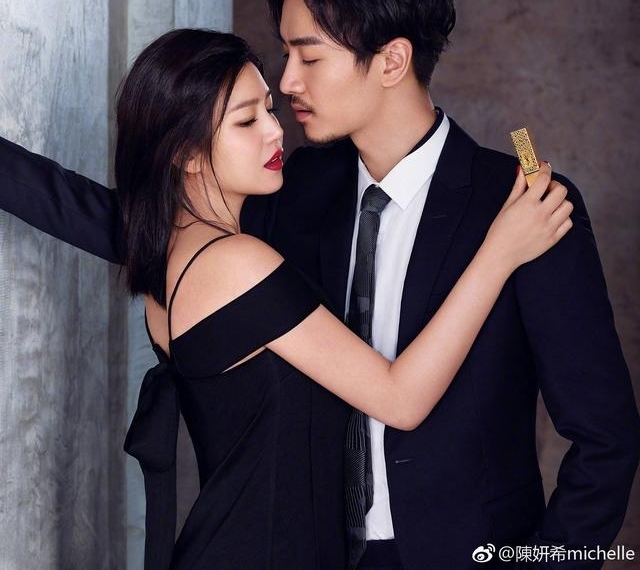 陈妍希探班陈晓:单手抱娃还一边玩手机,大步向前把保姆甩得老远