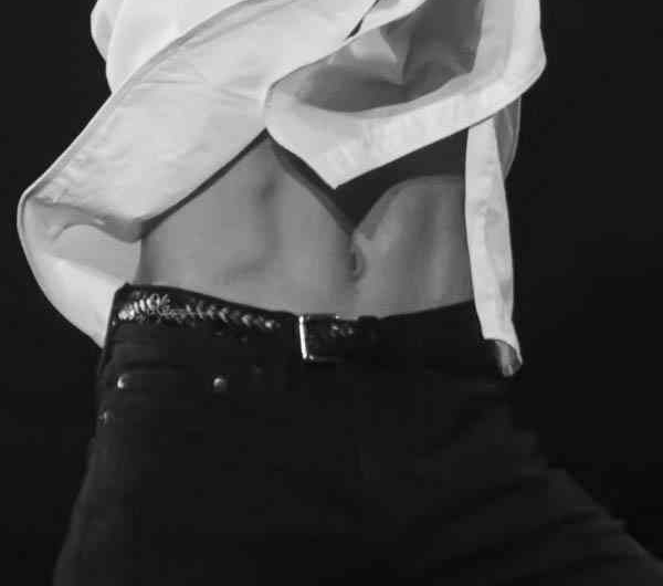 易烊千玺竟然有八块腹肌 粉丝: 我的妈呀!