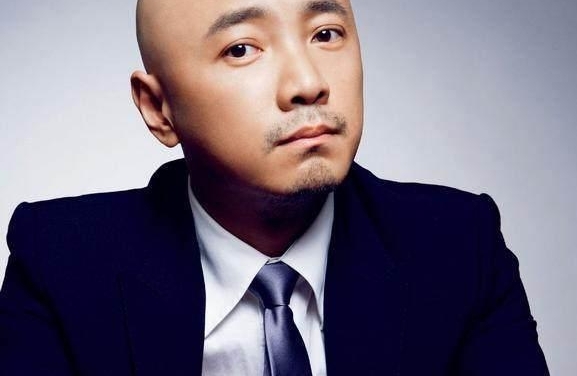 当年的春光灿烂猪八戒徐峥如今已是大导演,身价飙升,豪车众多