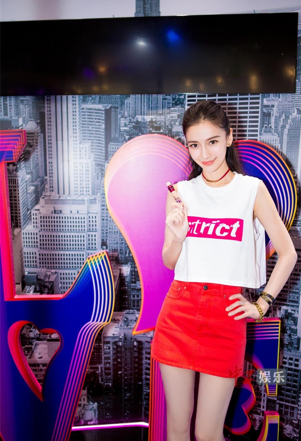 Angelababy亮相活动人气爆棚 笑容温柔暖心护粉丝