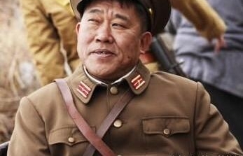 荧幕丑男妻子都美,他是国家一级演员,而他30岁才成为赵薇同学